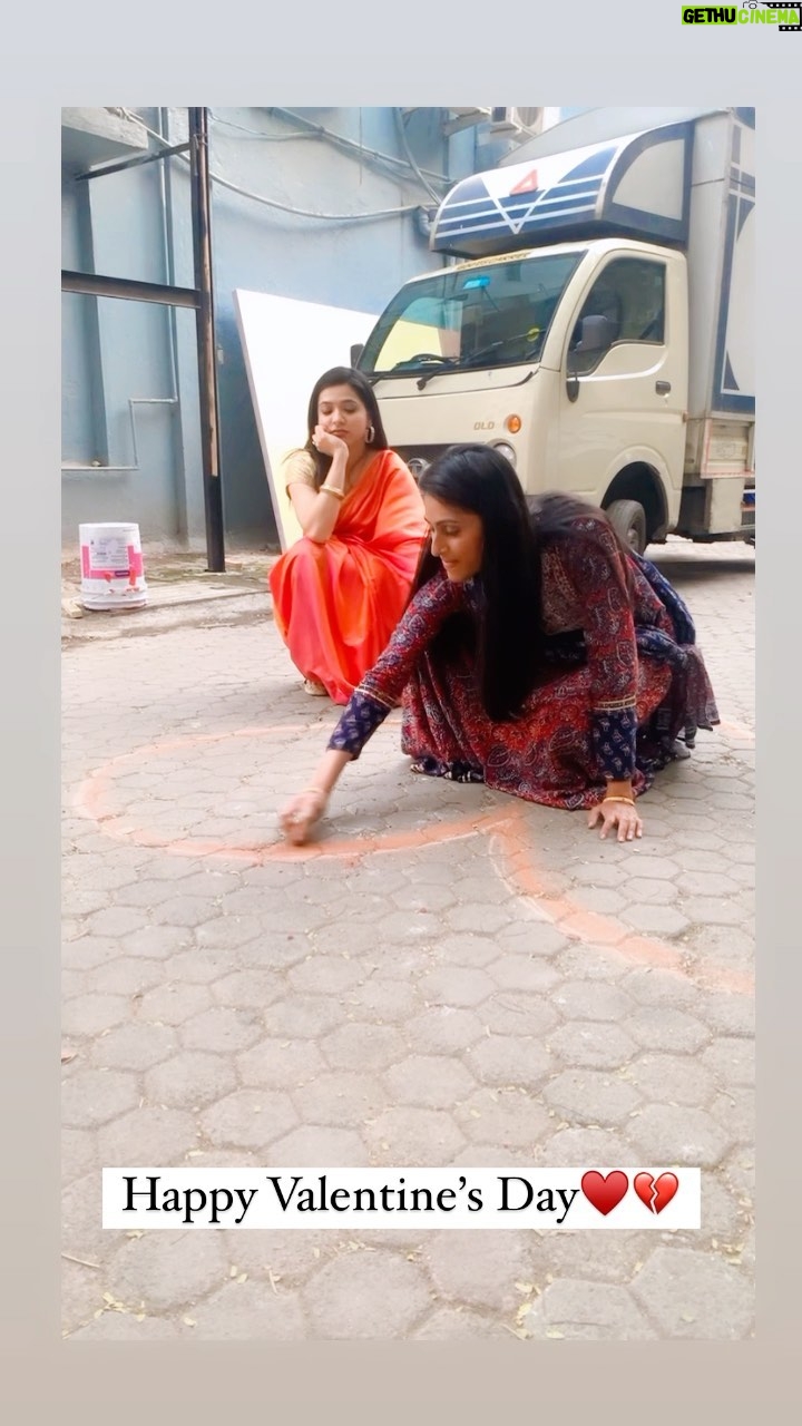 Reshma Shinde Instagram - Happy valentine’s day to all singles 🍻 #valentines #special #singleslife #funny #reel #onset #shooting #instagram #instagood #muzekoipyaarnahikarta #fun #laugh #feelitfeelit #funnyvideos #truestory #goodday #meme #okbye