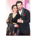 Reshma Shinde Instagram – तुम्हाला आमंत्रण द्यायला हातात घेतलाय फोन,
दीपा आणि कार्तिकच्या विवाह सोहळ्याला,
दिवस उरलेत फक्त दोन….
आमच्या लग्नाला नक्की या हं….🙏🏻
(Kashi vatali charoli comment madhe sanga😜)
#DeepaKartik
#RangMajhaVegla