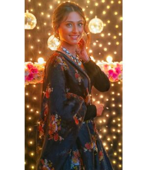 Reshma Shinde Instagram - बन्नो की सहेली रेशम की डोरी🖤🖤