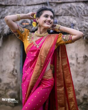 Reshma Shinde Instagram - माझा रुबाब हाय अनमोल
मी हाय नाखवाची पोर💕
.
.
#kolisong 
##traditional
.
HMUA- @tejasvikadam_makeupartist 
shoot by- @portraitroom_ 
outfit- @designertanu_