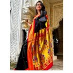 Reshma Shinde Instagram – Post diwali vibes🪔✨🪔

#happy
#goodvibes
#paithani

visit @mysilklove  for  more beautiful collection ❤️