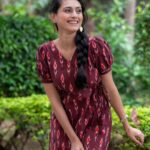 Reshma Shinde Instagram - The core of beauty is simplicity ❣️ . . Maroon ikkat dresss . . Outfit details : Fabric : cotton Size : XS to XXXL . . Muse : @reshmashinde02 📷 : @aakash.a.dhumal MUA : @trupti_makeup_expert
