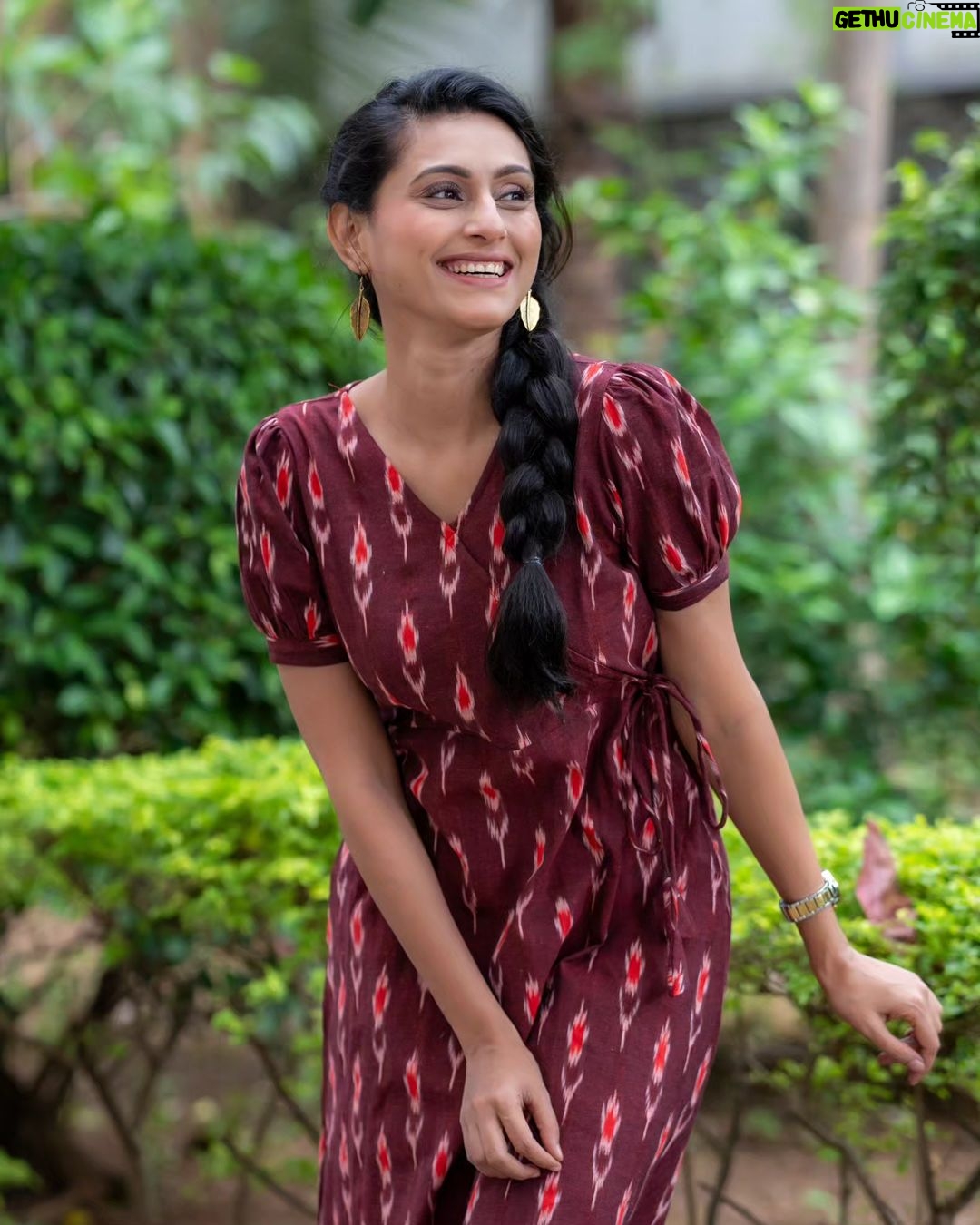 Reshma Shinde Instagram - The core of beauty is simplicity ❣️ . . Maroon ikkat dresss . . Outfit details : Fabric : cotton Size : XS to XXXL . . Muse : @reshmashinde02 📷 : @aakash.a.dhumal MUA : @trupti_makeup_expert