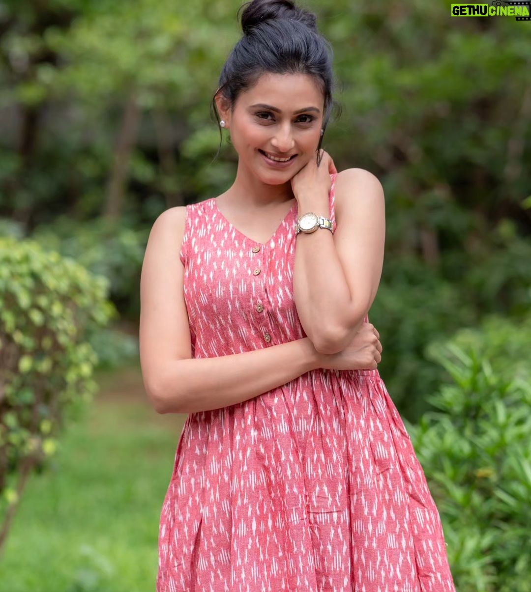 Reshma Shinde Instagram - Pretty in pink..Look on the pink side of life. ...Pink ikkat dresss . . Outfit details : Fabric : cotton Size : XS to XXXL . . Muse : @reshmashinde02 š· : @aakash.a.dhumal MUA : @trupti_makeup_expert