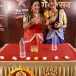 Reshma Shinde Instagram - पहा कोण जिंकतंय हे #FlipTheBottleChallenge पहा #StarPravahGaneshotsav2023 on 24th September, 7 PM Star प्रवाहवर.... ‘Star प्रवाह गणेशोत्सव २०२३’ ।। आरती घराघरातली ।। #AartiGharagharatali #Ganeshotsav2023 #starpravah