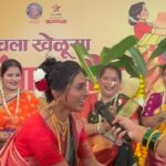 Reshma Shinde Instagram - शूटिंगमधून वेळ काढत जमल्या साऱ्या जणी, धमाल, मस्ती आणि सोबतीला मंगळागौरीची गाणी! लूक्स, BTS मधून आलाच असेल अंदाज, काय असेल नेमका मंगळागौरीचा हा थाट!! तर पहायला विसरू नका राजश्री मराठी आणि स्टार प्रवाहची पहिली मंगळागौर!!♥️ राजश्री मराठीच्या Youtube आणि फेसबुक चॅनलवर. 📍Location : @hoteltiptopplaza ✅ @tiptopmithaiwala.social 🛍️ Gifting Partner : @vastrakala_paithani_ #मंगळागौर | #Manglagaur #चलाखेळूयामंगळागौर | #ChalaKheluyaMangalagaur #RajshriMarathiExclusive