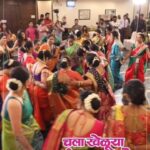 Reshma Shinde Instagram - शूटिंगमधून वेळ काढत जमल्या साऱ्या जणी, धमाल, मस्ती आणि सोबतीला मंगळागौरीची गाणी! लूक्स, BTS मधून आलाच असेल अंदाज, काय असेल नेमका मंगळागौरीचा हा थाट!!😍 तर पहायला विसरू नका राजश्री मराठी आणि स्टार प्रवाहची पहिली मंगळागौर!!♥️ आज संध्याकाळी ४ वाजता फक्त राजश्री मराठीच्या Youtube आणि फेसबुक चॅनलवर!! 📍Location : @hoteltiptopplaza ✅ @tiptopmithaiwala.social 🛍️ Gifting Partner : @vastrakala_paithani_ #मंगळागौर | #Manglagaur #चलाखेळूयामंगळागौर | #ChalaKheluyaMangalagaur #RajshriMarathiExclusive #StarPravah