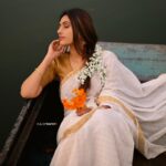 Reshma Shinde Instagram - Elegance is the only beauty that never fades..🌸 . . #happy #love #loveyourself #elegance #happiness . Photographer @kuldip1985 Styling, makeup and hair: @pranalimakeupartist