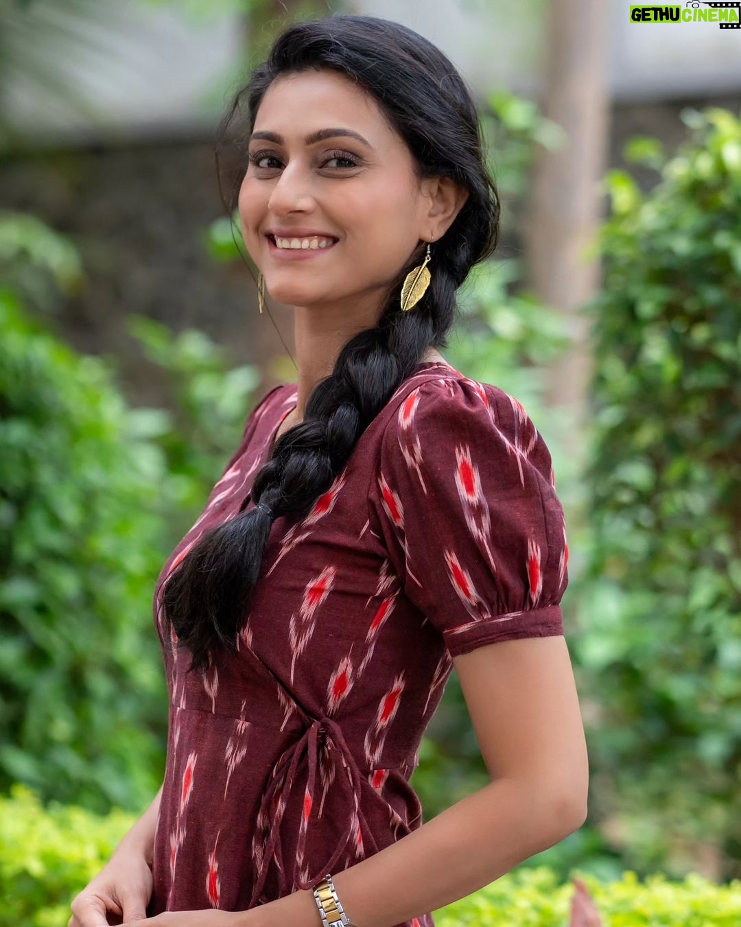 Reshma Shinde Instagram - The core of beauty is simplicity ❣️ . . Maroon ikkat dresss . . Outfit details : Fabric : cotton Size : XS to XXXL . . Muse : @reshmashinde02 📷 : @aakash.a.dhumal MUA : @trupti_makeup_expert