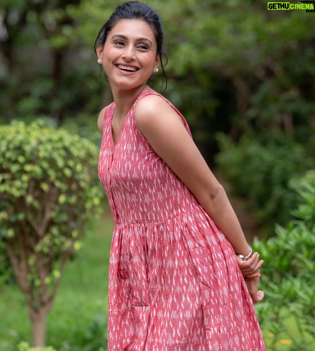 Reshma Shinde Instagram - Pretty in pink..Look on the pink side of life. ...Pink ikkat dresss . . Outfit details : Fabric : cotton Size : XS to XXXL . . Muse : @reshmashinde02 š· : @aakash.a.dhumal MUA : @trupti_makeup_expert
