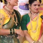 Reshma Shinde Instagram - राजश्री मराठी आणि स्टार प्रवाहच्या मंगळागौर सोहळ्यात आम्ही कलाकारांना दागिने ओळखण्याचा टास्क दिला. पहा दागिने ओळखण्यात कोण ठरलं अव्वल!🤩 राजश्री मराठी आणि स्टार प्रवाहकडून यंदाच्या श्रावणात खास भेट!♥️ सादर करत आहोत 'चला खेळूया मंगळागौर' @star_pravah @rajshrimarathi 📍Location : @hoteltiptopplaza ✅ @tiptopmithaiwala.social 🛍️ Gifting Partner : @vastrakala_paithani_ #मंगळागौर | #Manglagaur #चलाखेळूयामंगळागौर | #ChalaKheluyaMangalagaur #RajshriMarathiExclusive