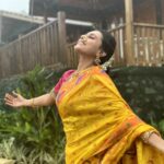 Reshma Shinde Instagram - आज पावसाला देखील,  मस्त रंग चढलाय..  जणु तो ही कोणाच्या तरी,  प्रेमात पडलाय…❤️ #rain #love
