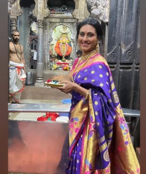 Reshma Shinde Instagram - आई तू सर्व काही जाणतेस!
तुझ्याच चरणी सर्वकाही,
दे आशीर्वाद, घडो  हातून पुण्याई 🙏🏻🌼

.
Saari @paithani___house
Thank you  @shoppingfactory11
#aai #ambabai #blessed #grateful #deepa #RangMajhaVegla #StarPravah