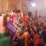 Reshma Shinde Instagram - प्रेक्षकांनी उचलून धराव ही प्रत्येक कलाकाराची अपेक्षा असते... पण अशाप्रकारे नक्कीच नाही😂❤️😂 #event #deepa #StarPravah #पुरेपूर_कोल्हापूर #grateful #blessed