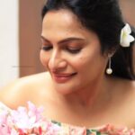 Rethika Srinivas Instagram – than enough✨
They make me smile :) 

#recentphotoshoot 

———
#rethika #newphotoshoot #trending #smile #nofilter #rethikasrinivas #rethikasjustmyway #instafamily #expression #positivevibes #chennai #moodygrams #justanotherdayinwa #skincare #messyhair #attitude #positivity #skin #exclusive #timeless #instagood #instafamous #smokeyeyes #actress #staypositive #selflove #closeup #flowers