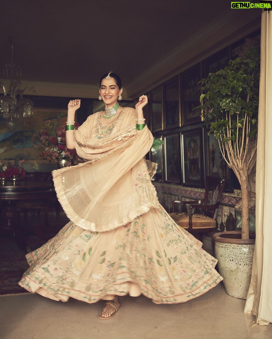 Rhea Kapoor Instagram - A sister is a little bit of childhood that can never be lost.” Sonams Look custom @anavila_m Shoes @needledust Parandis: @shopziddi Styling @rheakapoor @abhilashatd @shereenlovebug Style Team @snehhasuresh @niyatiij Make up and Hair @mallika_bhat @alpakhimani Photos @sheldon.santos Rhea’s Outfit & Potli - Custom @anavila_m Jewellery - @mahesh_notandass Ring - @anmoljewellers Footwear - @coralhazeofficial Styled by - @manishamelwani Assisted by - @kasliwalriddhi Makeup - @savleenmanchanda Hair - @hrishidoeshair