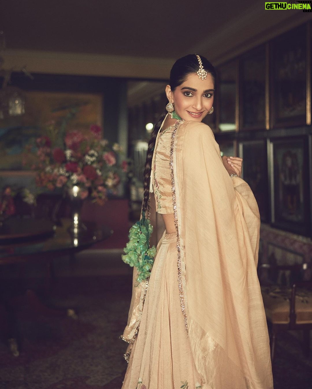 Rhea Kapoor Instagram - A sister is a little bit of childhood that can never be lost.” Sonams Look custom @anavila_m Shoes @needledust Parandis: @shopziddi Styling @rheakapoor @abhilashatd @shereenlovebug Style Team @snehhasuresh @niyatiij Make up and Hair @mallika_bhat @alpakhimani Photos @sheldon.santos Rhea’s Outfit & Potli - Custom @anavila_m Jewellery - @mahesh_notandass Ring - @anmoljewellers Footwear - @coralhazeofficial Styled by - @manishamelwani Assisted by - @kasliwalriddhi Makeup - @savleenmanchanda Hair - @hrishidoeshair