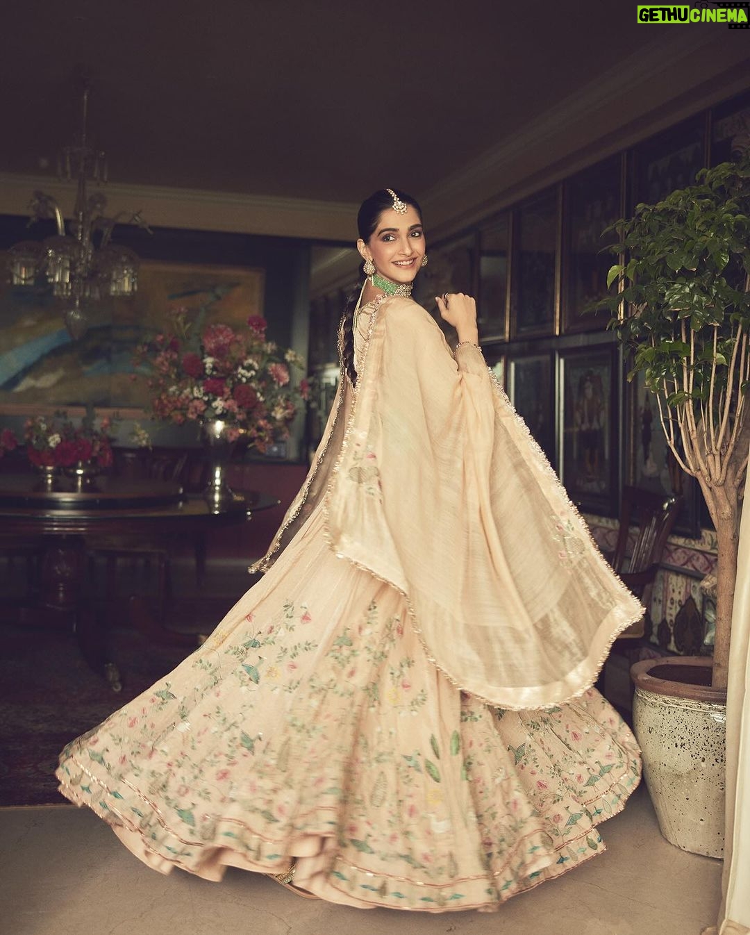 Rhea Kapoor Instagram - A sister is a little bit of childhood that can never be lost.” Sonams Look custom @anavila_m Shoes @needledust Parandis: @shopziddi Styling @rheakapoor @abhilashatd @shereenlovebug Style Team @snehhasuresh @niyatiij Make up and Hair @mallika_bhat @alpakhimani Photos @sheldon.santos Rhea’s Outfit & Potli - Custom @anavila_m Jewellery - @mahesh_notandass Ring - @anmoljewellers Footwear - @coralhazeofficial Styled by - @manishamelwani Assisted by - @kasliwalriddhi Makeup - @savleenmanchanda Hair - @hrishidoeshair