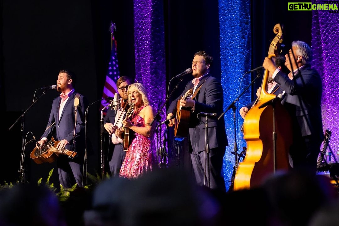 Rhonda Vincent Instagram - π§: @rhondavincent // @adamhaynes4 π»π» π: @industrialstrengthbluegrass πΈ:l @xlacimack #rhondavincent #fiddle #twinfiddles #bluegrassmusic #pinkdress #marthawhite Industrial Strength Bluegrass