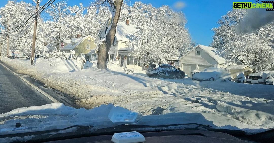 Rhonda Vincent Instagram - My friend sent this weather report this morning from Boston. Would you rather wake up here in this beautiful snow scene or would you rather be right where you are this morning - and please tell me - where are YOU waking up??