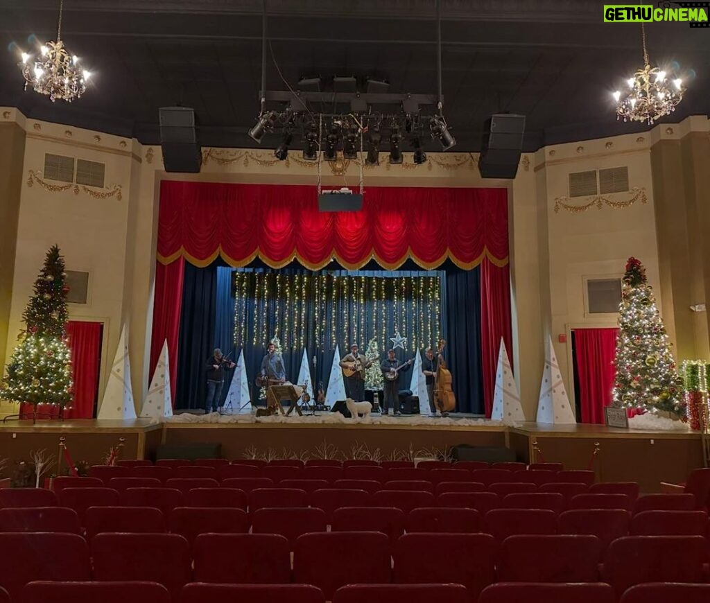 Rhonda Vincent Instagram - Join us today 12/10 Paragould AR - Collins Theatre of Paragould, AR #RhondaVincent & The Rage #Bluegrass #Christmas www.rhondavincent.com