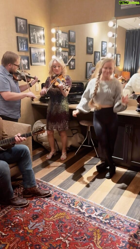 Rhonda Vincent Instagram - 🎄Backstage at the @opry with @rhondavincent ❤️🎻 #fiddle #buckdance #clogging #flatfoot #twinfiddle Grand Ole Opry