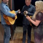 Rhonda Vincent Instagram - Christmas caroling gone wrong… @opry style 😜🎄 The plan was for Rhonda and me to surprise Steve last night… but he ended up surprising us. Just when we thought he was going to stay in his dressing room— at the last minute, he turns and starts walking to stage as we had already started playing, so Rhonda and I ended up chasing him down the #opry hallway playing “Joy To The World.” He was so confused and a good sport. Merry Christmas Steve! Listen to the full version of “Joy To The World” at the link in bio. @rhondavincent @stevewariner #christmascaroling #joytotheworld #kingsizemanger