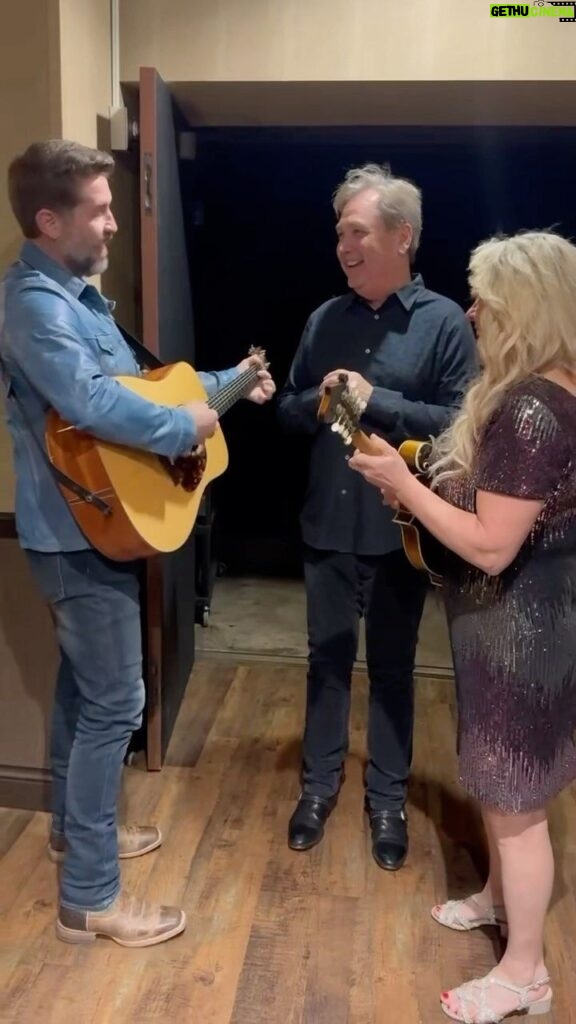 Rhonda Vincent Instagram - Christmas caroling gone wrong… @opry style 😜🎄 The plan was for Rhonda and me to surprise Steve last night… but he ended up surprising us. Just when we thought he was going to stay in his dressing room— at the last minute, he turns and starts walking to stage as we had already started playing, so Rhonda and I ended up chasing him down the #opry hallway playing “Joy To The World.” He was so confused and a good sport. Merry Christmas Steve! Listen to the full version of “Joy To The World” at the link in bio. @rhondavincent @stevewariner #christmascaroling #joytotheworld #kingsizemanger
