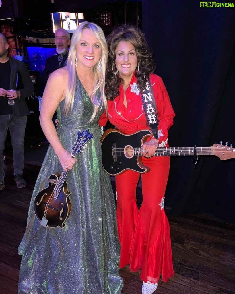 Rhonda Vincent Instagram - Fun night at the Grand Ole @opry with @hannahdasher Now on our way to begin our #Christmas #bluegrass shows 12/2 Etowah TN 12/3 Portland TN 3pm & 7:30pm 12/8 Wagoner OK 12/9 Fort Smith AR 12/10 Paragould AR 12/15 SOLD OUT Galax VA 12/17 Irwin PA 12/18 Berlin OH 12/19 Grand Ole #Opry www.rhondavincent.com Grand Ole Opry