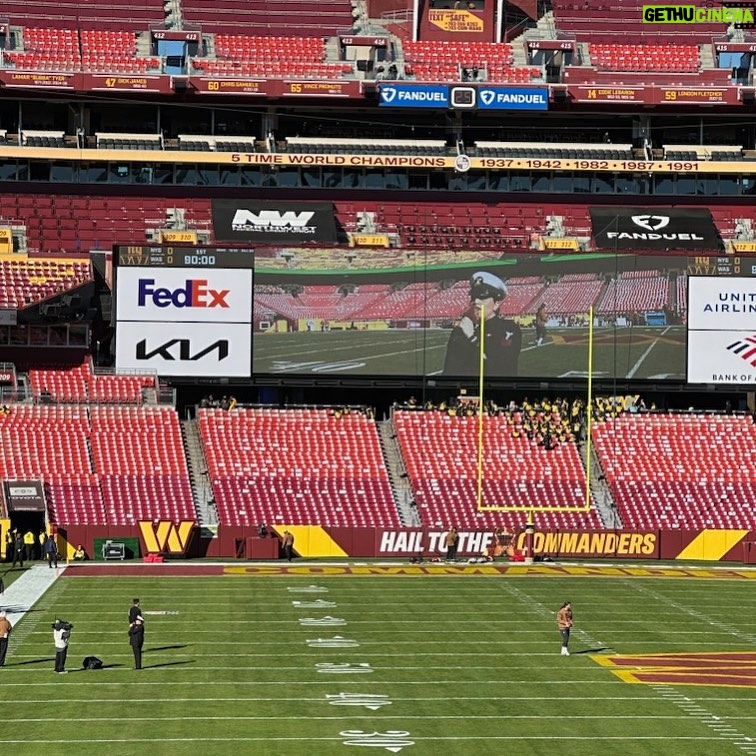 Rhonda Vincent Instagram - Proud @usnavy Mom! My oldest daughter Sally will be singing the National Anthem today 11/19 at the @commanders vs @nygiants game at 1pm! Hoping we can all watch !! Please send video if you see it!! The Washington Commanders