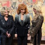 Rhonda Vincent Instagram - Special moment with #opry sisters. Grand Ole @Opry - Jeannie Seely @reba @rhondavincent #opry #jeannieseely #reba #rhondavincent #nashville #wsm #countrymusic Grand Ole Opry