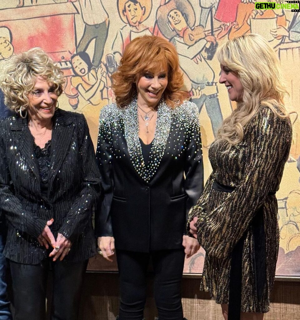 Rhonda Vincent Instagram - Special moment with #opry sisters. Grand Ole @Opry - Jeannie Seely @reba @rhondavincent #opry #jeannieseely #reba #rhondavincent #nashville #wsm #countrymusic Grand Ole Opry