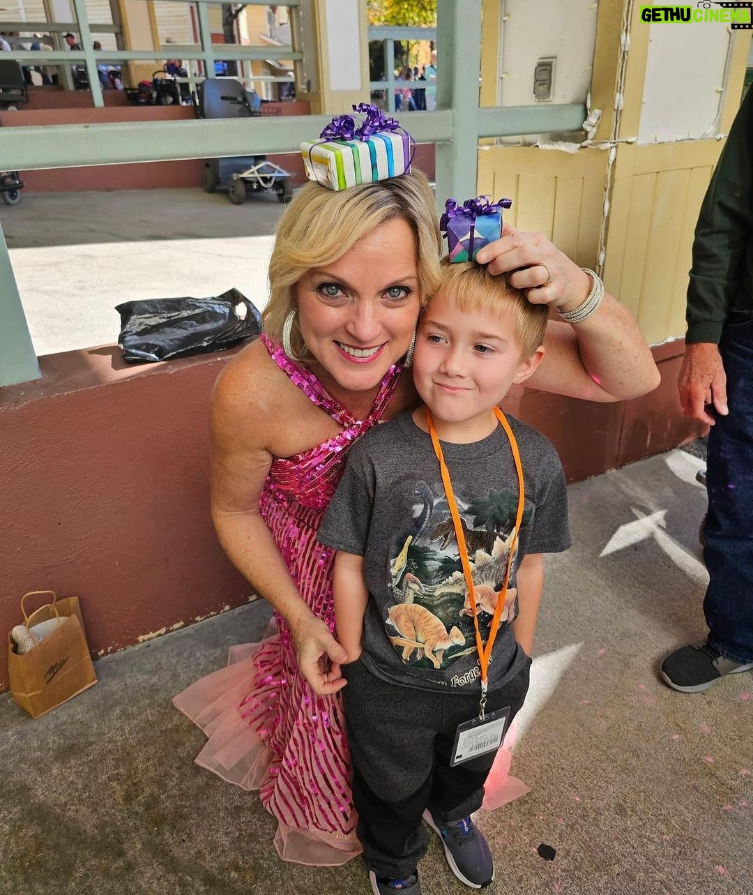 Rhonda Vincent Instagram - See the fun we have @dollywood ? #Bluegrass Fun with @rhondavincent & the rage - Mon 10/23 Pigeon Forge TN 1pm - 3pm - 5pm #RhondaVincent & The Rage www.dollywood.com Dolly Wood Theme Park