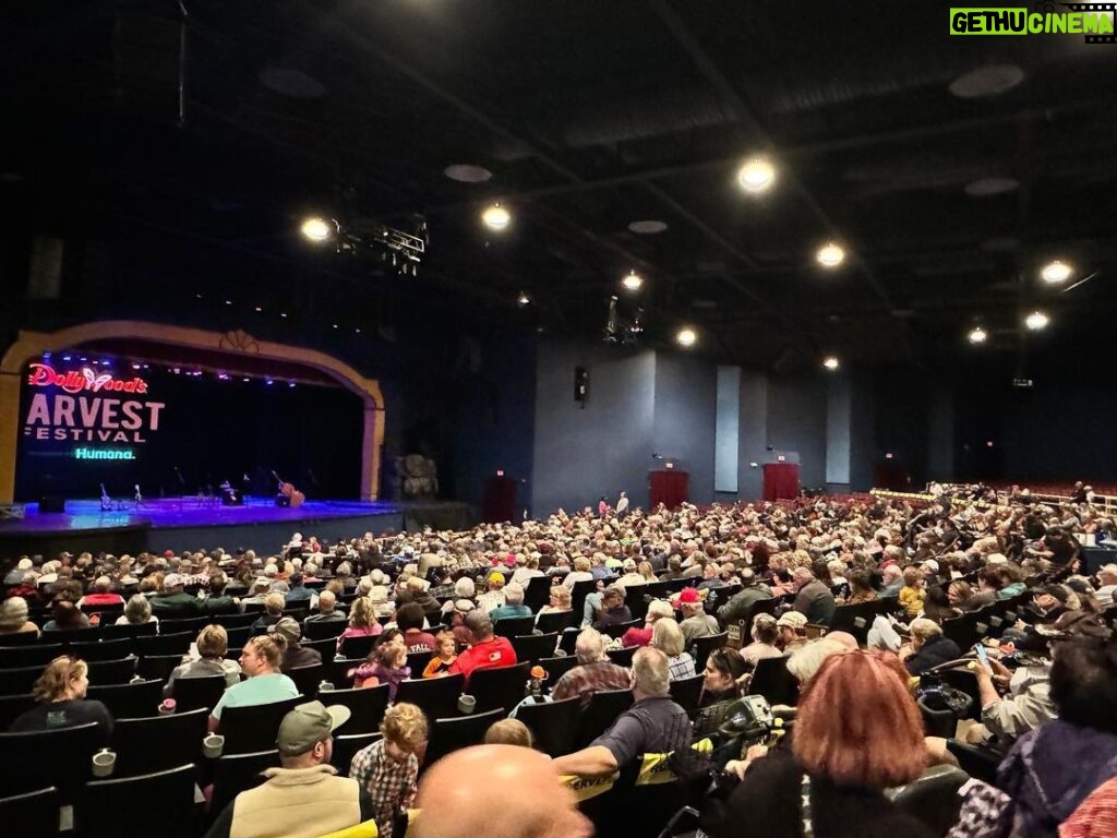 Rhonda Vincent Instagram - Fabulous crowd today @dollywood as we brought our brand of #bluegrass to the Harvest Festival!! Join us Monday 1pm - 3pm - 5pm 10/23 Pigeon Forge TN #RhondaVincent & The Rage 10/24 Grand Ole @opry 10/27 Mamaroneck NY @theemelintheatre 10/28 York PA 10/31 Grand Ole #Opry 11/3 Fairfield Bay AR 11/4 Grand Ole Opry 11/9 Wilmington OH @industrialstrengthbluegrass 11/10 Newberry SC 11/11 Palatka FL …..complete tour schedule www.rhondavincent.com