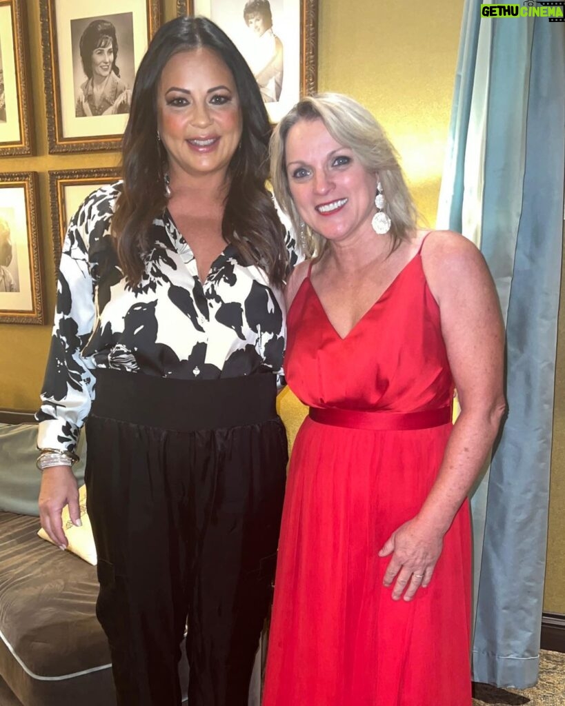 Rhonda Vincent Instagram - Congratulations to my fellow Missourian @saraevansmusic on becoming the newest member of the Grand Ole @opry !! Welcome to the #Opry Family!!! www.opry.com The induction broadcast LIVE @wsmradio Tune in for the celebration at www.wsmonline.com Grand Ole Opry