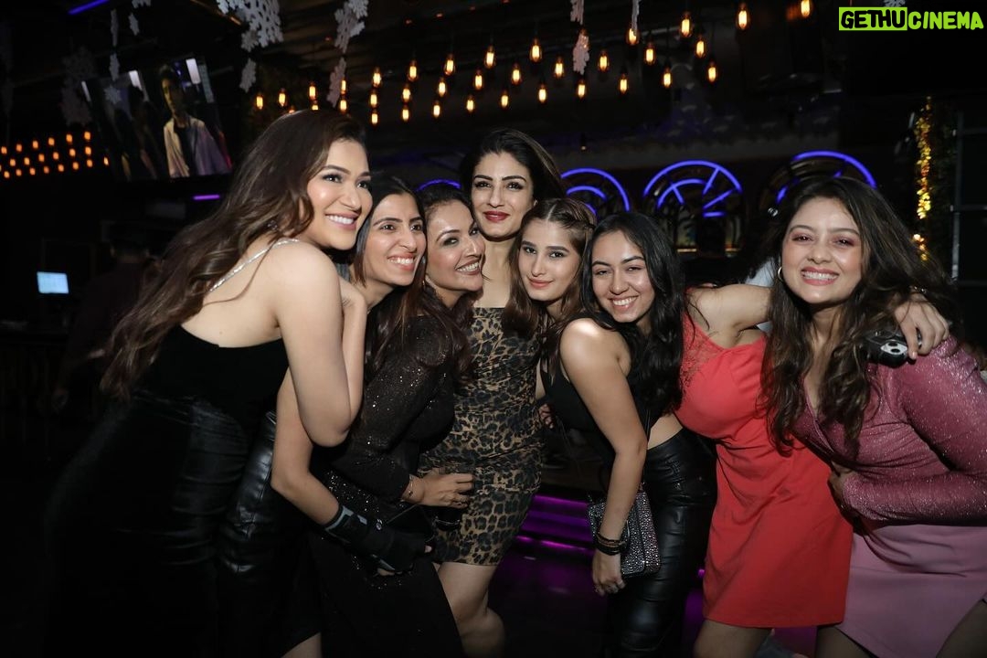 Ridhima Pandit Instagram - Itβs Dezemberrrrr yaaa.. Aap log kaha party kar rahe ho batao yaaa?? πππ