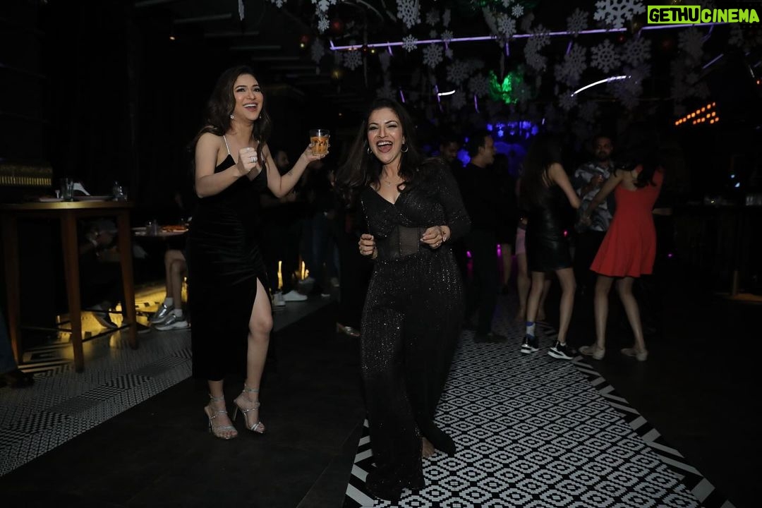 Ridhima Pandit Instagram - Itβs Dezemberrrrr yaaa.. Aap log kaha party kar rahe ho batao yaaa?? πππ