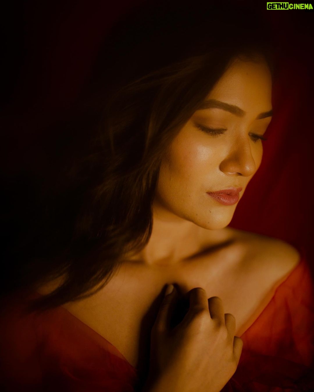 Ridhima Pandit Instagram - Page 1 of 366 :- here’s to new beginnings, to new adventures.. My heart is full of gratitude and hope .. wishing the same for each one of you 🌸💓 . . . Impromptu shoots at home with my super talented @bhumikab are the best