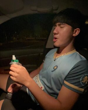 Riesling Hsieh Instagram - -
初次挑戰42KM全馬🏃🏻🐎
全大運後休養了兩個月，沒有累積跑量
今天超廢，後面都用走的。
但好險有走完，在走的過程還有可愛的狗狗直接來蹭，我真的好幸福（後面還有一隻，但我沒有摸到😢
小黑看到我就開始舔，可能身上的鹽巴太好吃了：）
-
原本其實是報名28KM ，但因為人數不足，所以就索性升級成關山豐九馬拉松42KM（連續九天42KM轟炸），而且其實蠻多叔叔阿姨都已經準備好迎接九天的全馬課表，自己真的奧笑連😚

三點多起床跑六七個小時，希望下次可以進步啦～

這次只有參加一天，就快薯條了
之後要好好督促自己，然後先從半馬開始練( ･᷄ὢ･᷅ )

#全馬 #關山豐九馬拉松 #馬拉松