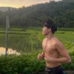 Riesling Hsieh Instagram - - 初次挑戰42KM全馬🏃🏻🐎 全大運後休養了兩個月，沒有累積跑量 今天超廢，後面都用走的。 但好險有走完，在走的過程還有可愛的狗狗直接來蹭，我真的好幸福（後面還有一隻，但我沒有摸到😢 小黑看到我就開始舔，可能身上的鹽巴太好吃了：） - 原本其實是報名28KM ，但因為人數不足，所以就索性升級成關山豐九馬拉松42KM（連續九天42KM轟炸），而且其實蠻多叔叔阿姨都已經準備好迎接九天的全馬課表，自己真的奧笑連😚 三點多起床跑六七個小時，希望下次可以進步啦～ 這次只有參加一天，就快薯條了 之後要好好督促自己，然後先從半馬開始練( ･᷄ὢ･᷅ ) #全馬 #關山豐九馬拉松 #馬拉松