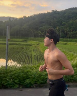 Riesling Hsieh Instagram - -
初次挑戰42KM全馬🏃🏻🐎
全大運後休養了兩個月，沒有累積跑量
今天超廢，後面都用走的。
但好險有走完，在走的過程還有可愛的狗狗直接來蹭，我真的好幸福（後面還有一隻，但我沒有摸到😢
小黑看到我就開始舔，可能身上的鹽巴太好吃了：）
-
原本其實是報名28KM ，但因為人數不足，所以就索性升級成關山豐九馬拉松42KM（連續九天42KM轟炸），而且其實蠻多叔叔阿姨都已經準備好迎接九天的全馬課表，自己真的奧笑連😚

三點多起床跑六七個小時，希望下次可以進步啦～

這次只有參加一天，就快薯條了
之後要好好督促自己，然後先從半馬開始練( ･᷄ὢ･᷅ )

#全馬 #關山豐九馬拉松 #馬拉松