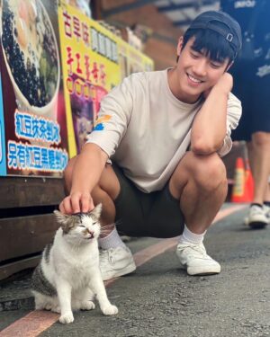 Riesling Hsieh Instagram - -
看到小貓咪就只會一直叫咪咪
「咪咪，咪咪你好可愛喔」
「你是世界上最可愛的小貓咪🐱」
最近跟貓咪很有緣，遇到都會翻肚
#貓咪 #小貓咪 #咪咪