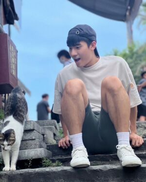 Riesling Hsieh Instagram - -
看到小貓咪就只會一直叫咪咪
「咪咪，咪咪你好可愛喔」
「你是世界上最可愛的小貓咪🐱」
最近跟貓咪很有緣，遇到都會翻肚
#貓咪 #小貓咪 #咪咪