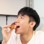 Riesling Hsieh Instagram - 偶爾少女心迸發一下應該沒關係吧... - 分享一下最近吃到的甜點，你猜怎麼樣？第一口，充滿香草風味的內餡，口感超讚，還有意外的爆餡驚喜 真的是奢華幸福感滿分，豪爽豪爽豪爽啊 應驗了熱量就該浪費在美好的食物上💖 - 去小七就可以找到了！ #甜點 #美食分享 #美食推薦 #美食日記 #甜點控 #甜點推薦 #小七甜點 #昂舒巴黎