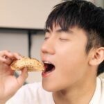 Riesling Hsieh Instagram - 偶爾少女心迸發一下應該沒關係吧... - 分享一下最近吃到的甜點，你猜怎麼樣？第一口，充滿香草風味的內餡，口感超讚，還有意外的爆餡驚喜 真的是奢華幸福感滿分，豪爽豪爽豪爽啊 應驗了熱量就該浪費在美好的食物上💖 - 去小七就可以找到了！ #甜點 #美食分享 #美食推薦 #美食日記 #甜點控 #甜點推薦 #小七甜點 #昂舒巴黎