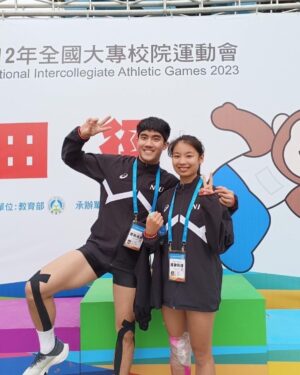 Riesling Hsieh Instagram - -
第一年也是最後一年的全大運。
自從大二校排寒訓膝蓋受傷，休養一年多，慢慢衰退的運動表現，直到大三下又進田徑校隊重新訓練。這段時間也有很多不好的念頭，暑假的時候也換了一個平頭，不常分享身邊的事物，沒辦法好好的運動，沒辦法好好的排解自己。
就只覺得之後沒辦法再運動了，生命中一個好重要的事物硬生生被抽離。
-
練田徑之後認識了很多人，很開心可以一起訓練，一起吃早餐，然後一起被教練罵🥹
雖然比賽沒有得名，事後回想如果自己這幾個月可以更加努力的練習不知道成績會不會更好。
這次全大運的秒數都比上次板橋公開賽慢一點，本來想說這次全大運更大型的比賽要再進步一點點，零點幾秒也好， 哈哈哈
-
覺得可惜但不後悔，因為自己盡力了，有完賽了，然後沒有嚴重的受傷，一切的一切都好值得。
然後又是大四最後一年，能當一匹老馬在賽場上奔馳是一件好爽好爽好爽的事！
之後畢業還是要好好保養身體，期許之後可以好好練半馬、全馬，或是三鐵😎
總之就是不會放過自己的意思。

半登出宜蘭大學田徑隊🏃🏻‍♂️
因為畢業之前還想要跟學弟妹一起訓練。

#全大運 #大專盃 #田徑 #112年大專盃