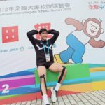 Riesling Hsieh Instagram – –
第一年也是最後一年的全大運。
自從大二校排寒訓膝蓋受傷，休養一年多，慢慢衰退的運動表現，直到大三下又進田徑校隊重新訓練。這段時間也有很多不好的念頭，暑假的時候也換了一個平頭，不常分享身邊的事物，沒辦法好好的運動，沒辦法好好的排解自己。
就只覺得之後沒辦法再運動了，生命中一個好重要的事物硬生生被抽離。
–
練田徑之後認識了很多人，很開心可以一起訓練，一起吃早餐，然後一起被教練罵🥹
雖然比賽沒有得名，事後回想如果自己這幾個月可以更加努力的練習不知道成績會不會更好。
這次全大運的秒數都比上次板橋公開賽慢一點，本來想說這次全大運更大型的比賽要再進步一點點，零點幾秒也好， 哈哈哈
–
覺得可惜但不後悔，因為自己盡力了，有完賽了，然後沒有嚴重的受傷，一切的一切都好值得。
然後又是大四最後一年，能當一匹老馬在賽場上奔馳是一件好爽好爽好爽的事！
之後畢業還是要好好保養身體，期許之後可以好好練半馬、全馬，或是三鐵😎
總之就是不會放過自己的意思。

半登出宜蘭大學田徑隊🏃🏻‍♂️
因為畢業之前還想要跟學弟妹一起訓練。

#全大運 #大專盃 #田徑 #112年大專盃 中原大學