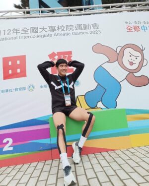 Riesling Hsieh Instagram - -
第一年也是最後一年的全大運。
自從大二校排寒訓膝蓋受傷，休養一年多，慢慢衰退的運動表現，直到大三下又進田徑校隊重新訓練。這段時間也有很多不好的念頭，暑假的時候也換了一個平頭，不常分享身邊的事物，沒辦法好好的運動，沒辦法好好的排解自己。
就只覺得之後沒辦法再運動了，生命中一個好重要的事物硬生生被抽離。
-
練田徑之後認識了很多人，很開心可以一起訓練，一起吃早餐，然後一起被教練罵🥹
雖然比賽沒有得名，事後回想如果自己這幾個月可以更加努力的練習不知道成績會不會更好。
這次全大運的秒數都比上次板橋公開賽慢一點，本來想說這次全大運更大型的比賽要再進步一點點，零點幾秒也好， 哈哈哈
-
覺得可惜但不後悔，因為自己盡力了，有完賽了，然後沒有嚴重的受傷，一切的一切都好值得。
然後又是大四最後一年，能當一匹老馬在賽場上奔馳是一件好爽好爽好爽的事！
之後畢業還是要好好保養身體，期許之後可以好好練半馬、全馬，或是三鐵😎
總之就是不會放過自己的意思。

半登出宜蘭大學田徑隊🏃🏻‍♂️
因為畢業之前還想要跟學弟妹一起訓練。

#全大運 #大專盃 #田徑 #112年大專盃