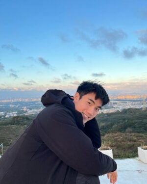 Riesling Hsieh Instagram - -
大風吹，風是真的大🌬️
想回龍潭了，太久沒回家。
-
怎麼那麼多hashtag的hashtag🙂

#hashtag #hashtags #hashtaghashtag #hashtaghashtaghashtag