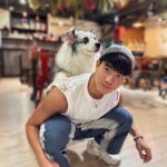 Riesling Hsieh Instagram - - 為什麼那麼驚恐🙂自己爬到我身上的 好久不見小江.，想當初我們在石門國中可是很大牌的 第一個十年的朋友，得好好珍惜才行。 - 這間狗狗餐廳超可愛，店裡的狗狗都可以好好搓一搓 然後一半以上都是大型犬，有夠滿足 食。光機 Food Machine::（寵物不落地）